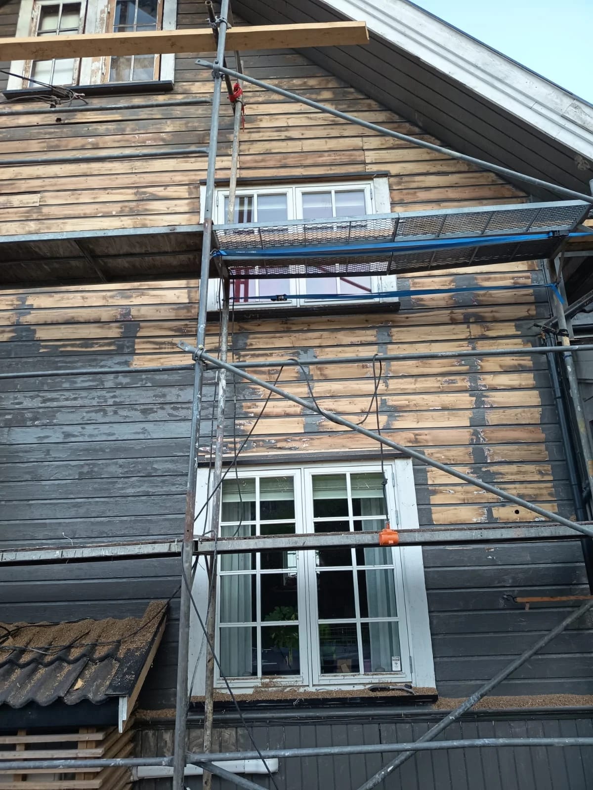 Malearbeid i gang - grundig prosess av Powerpex Service AS