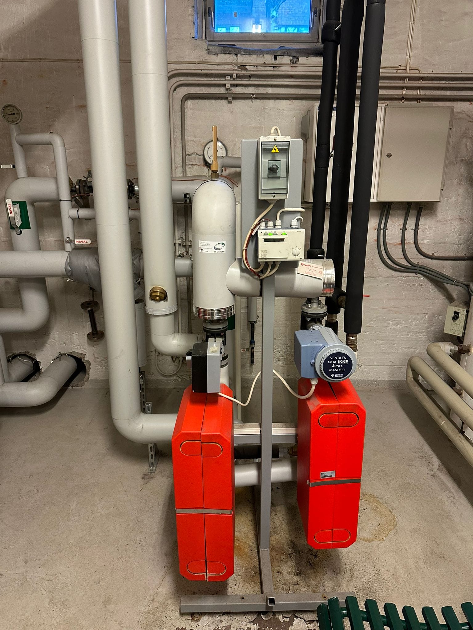 Powerpex rørlegger utfører VVS-installasjon med messing rørfordeler